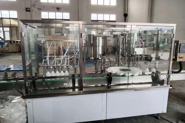 GYGX大空量灌装旋盖机现场.jpg